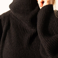 BOXY TURTLENECK SWEATER